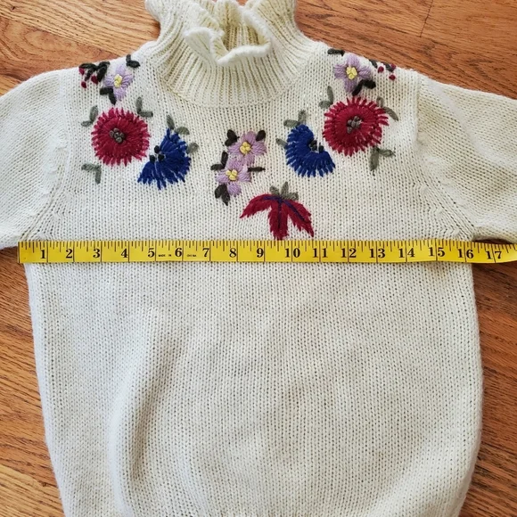 Vintage 70s 80s New Territories Off White Needlework Flowers Acrylic Sz Medium - Picture 2 of 7